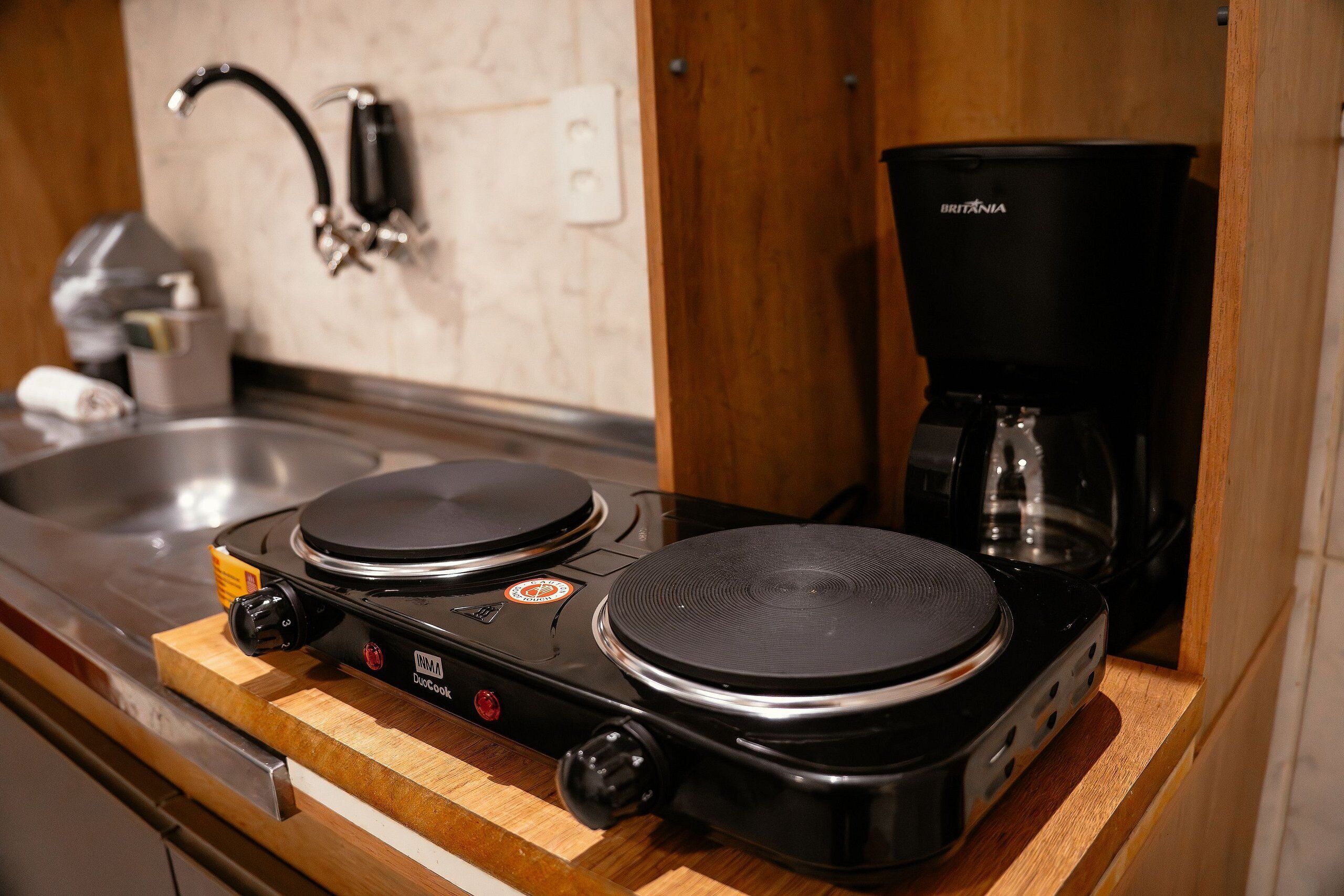 Estudio | Cocina privada | Frigorífico, microondas, placa de cocina y utensilios de cocina