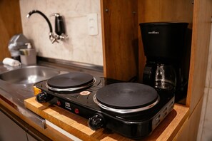 スタジオ | 専用キッチン | 冷蔵庫、電子レンジ、コンロ、調理器具と食器