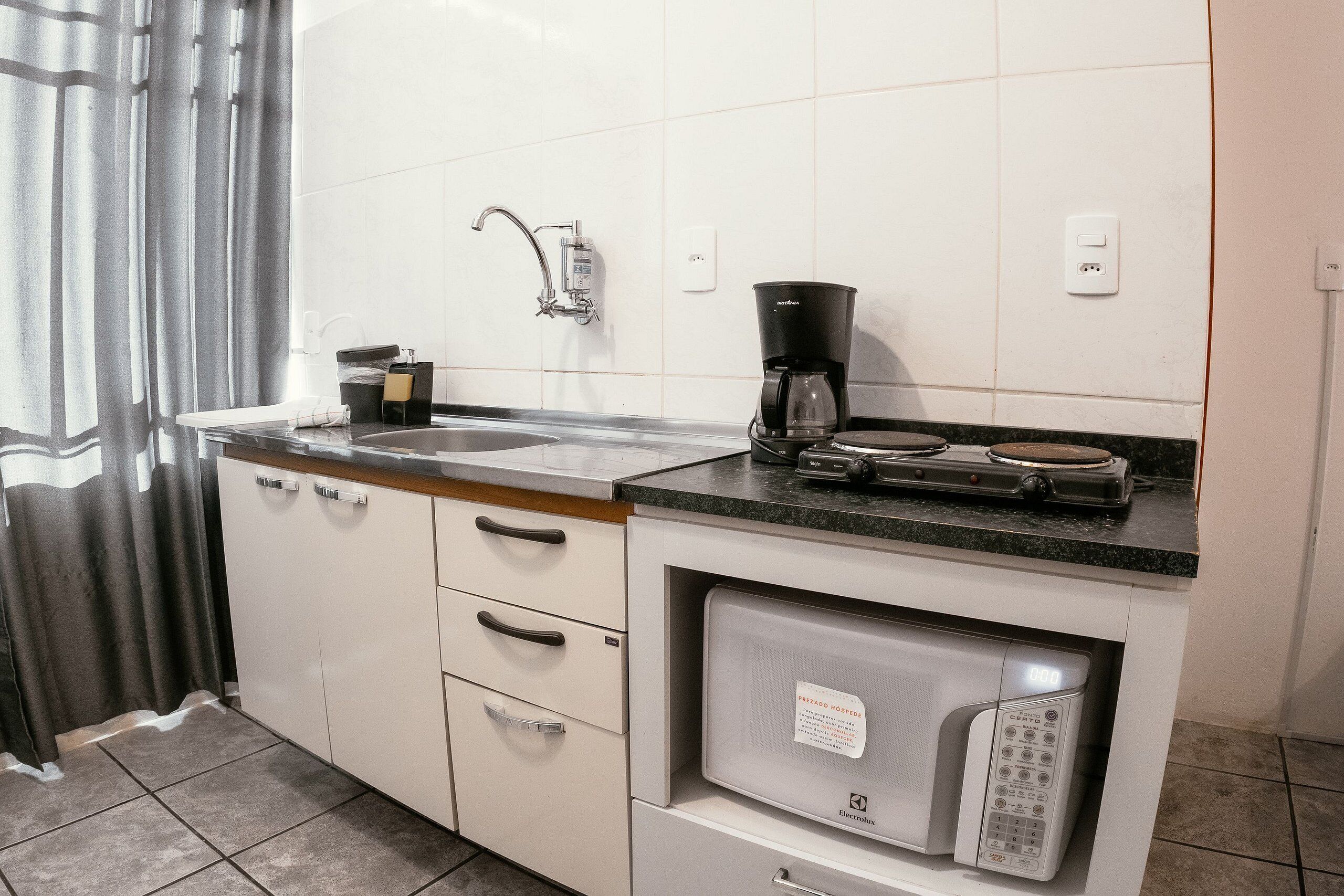 Studio | Eget kjøkken | Kjøleskap, mikrobølgeovn, kokeplater og kjøkkenutstyr