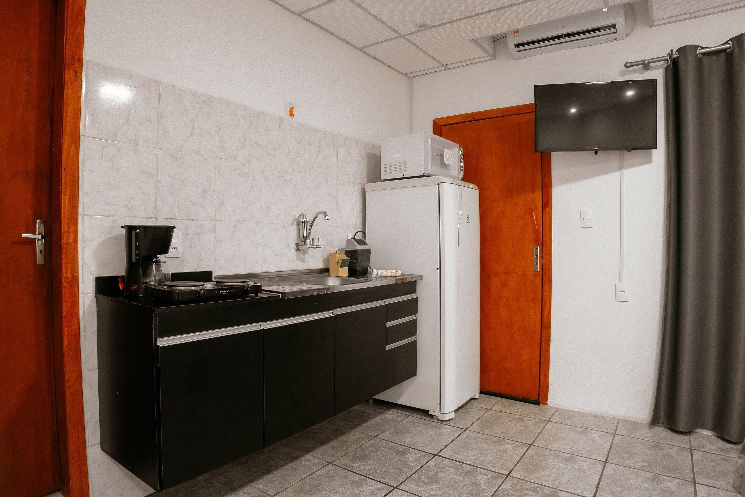 Studio | Private kitchen | Fridge, microwave, stovetop, cookware/dishes/utensils