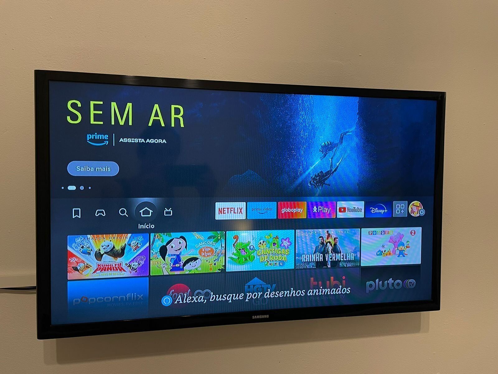 Un écran de télévision affichant l’interface d’un service de diffusion en continu proposant diverses options de divertissement.