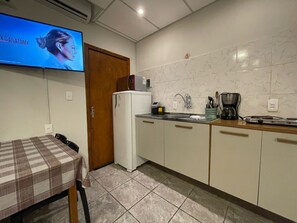 Studio | Private kitchen | Fridge, microwave, stovetop, cookware/dishes/utensils