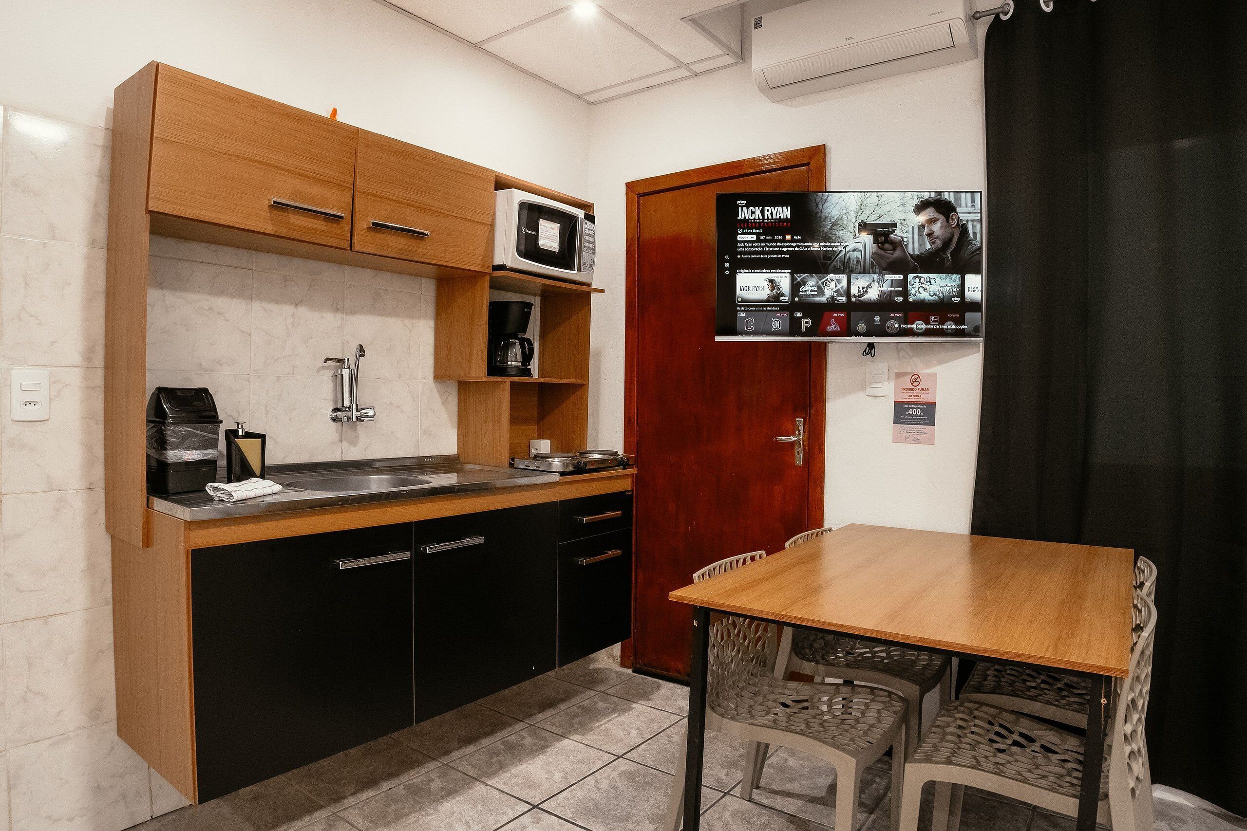 Estudio Confort | Cocina privada | Frigorífico, microondas, placa de cocina y utensilios de cocina