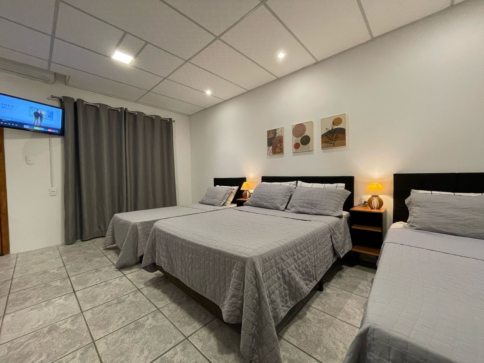 Studio | Skrivebord for bærbar PC og wi-fi (inkludert)