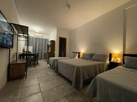 Espacio para trabajar con laptop y wifi gratis 
