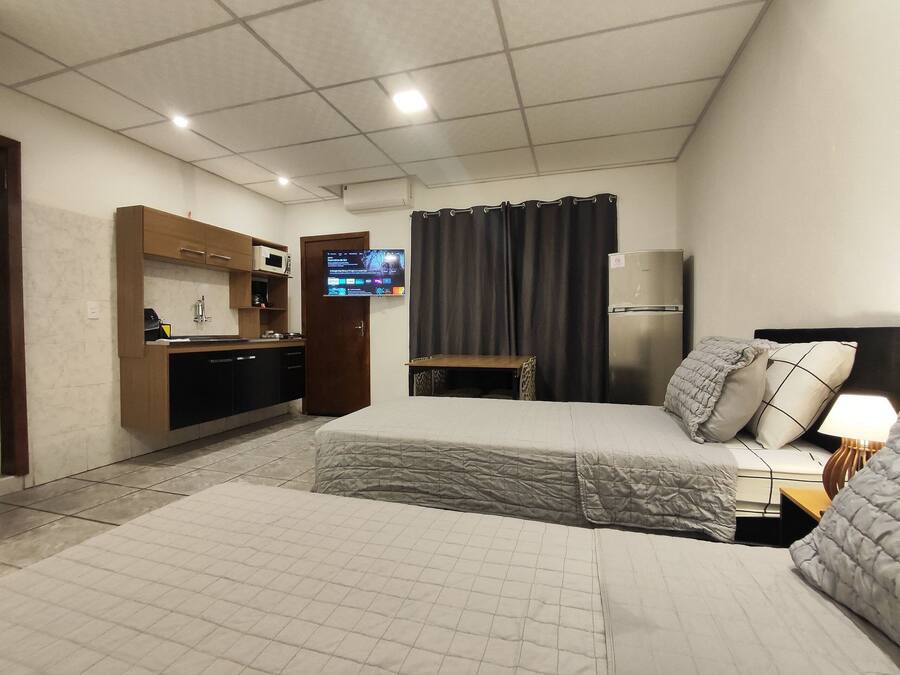 Studio – comfort | Skrivebord for bærbar PC og wi-fi (inkludert)