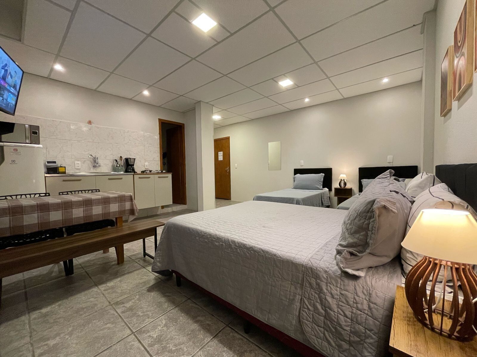 Studio | Skrivebord for bærbar PC og wi-fi (inkludert)