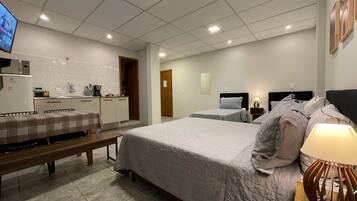 Studio | Skrivebord for bærbar PC og wi-fi (inkludert)