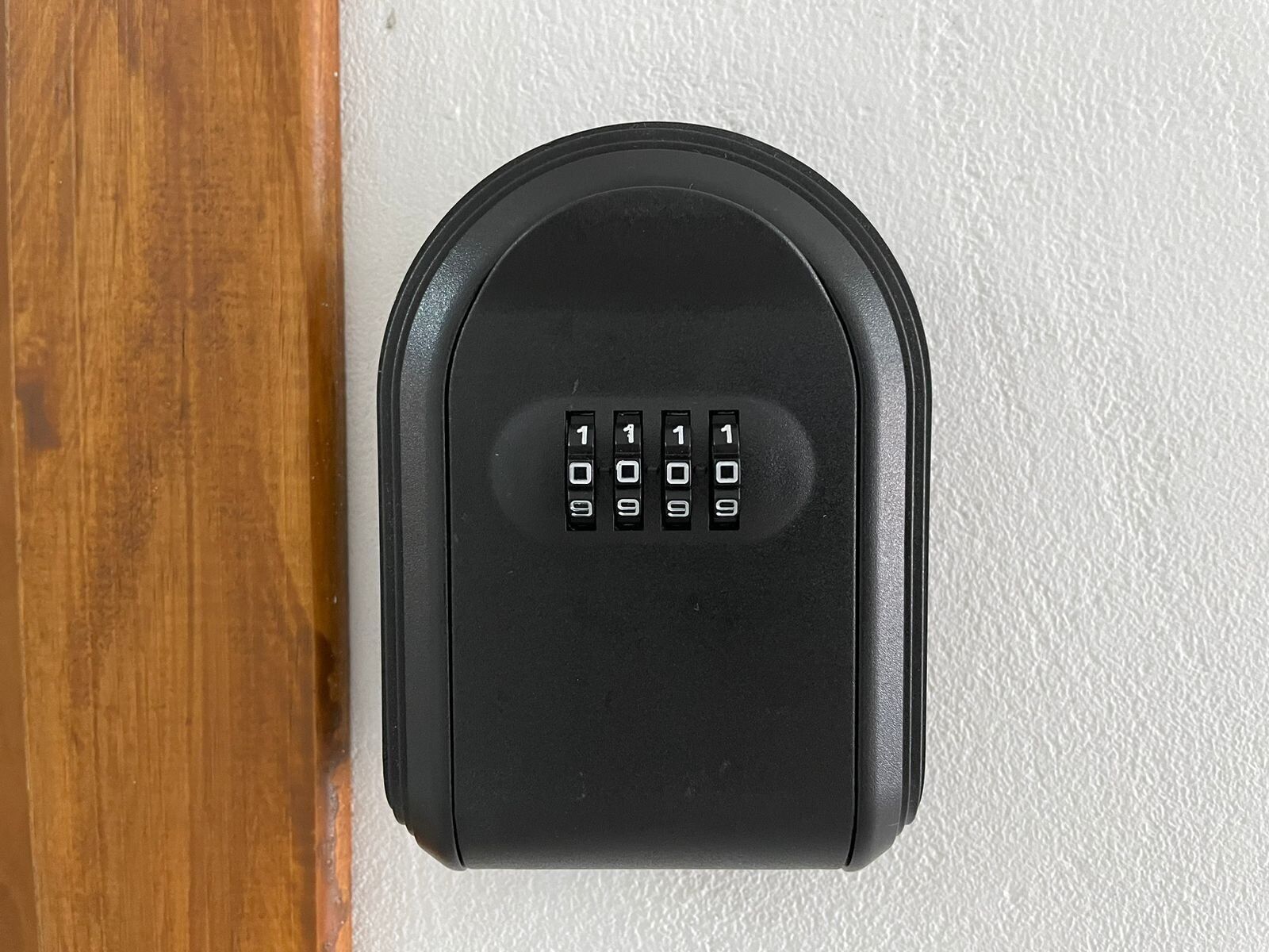 Cerradura electrónica con teclado negro en una puerta.