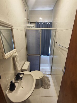 Studio | Bathroom | Shower, free toiletries, soap, shampoo - Villa Bilac Studios (Blumenau)