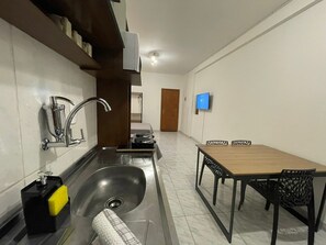 Apartment | Private kitchen | Fridge, microwave, stovetop, cookware/dishes/utensils - Villa Bilac Studios (Blumenau)