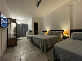 Espacio para trabajar con laptop y wifi gratis 