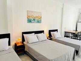 Espacio para trabajar con laptop y wifi gratis 