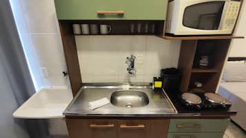 Estudio Confort | Cocina privada | Frigorífico, microondas, placa de cocina y utensilios de cocina