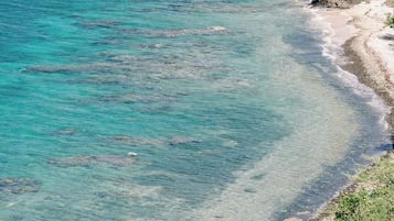 En la playa, camastros y toallas de playa