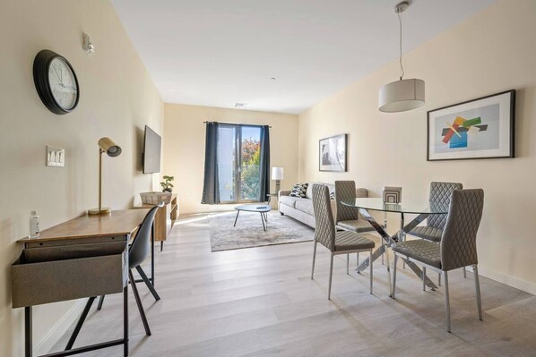 TV - Fabulous 2BR ! Free Parking ! 30 Min to NYC ! (Newark)