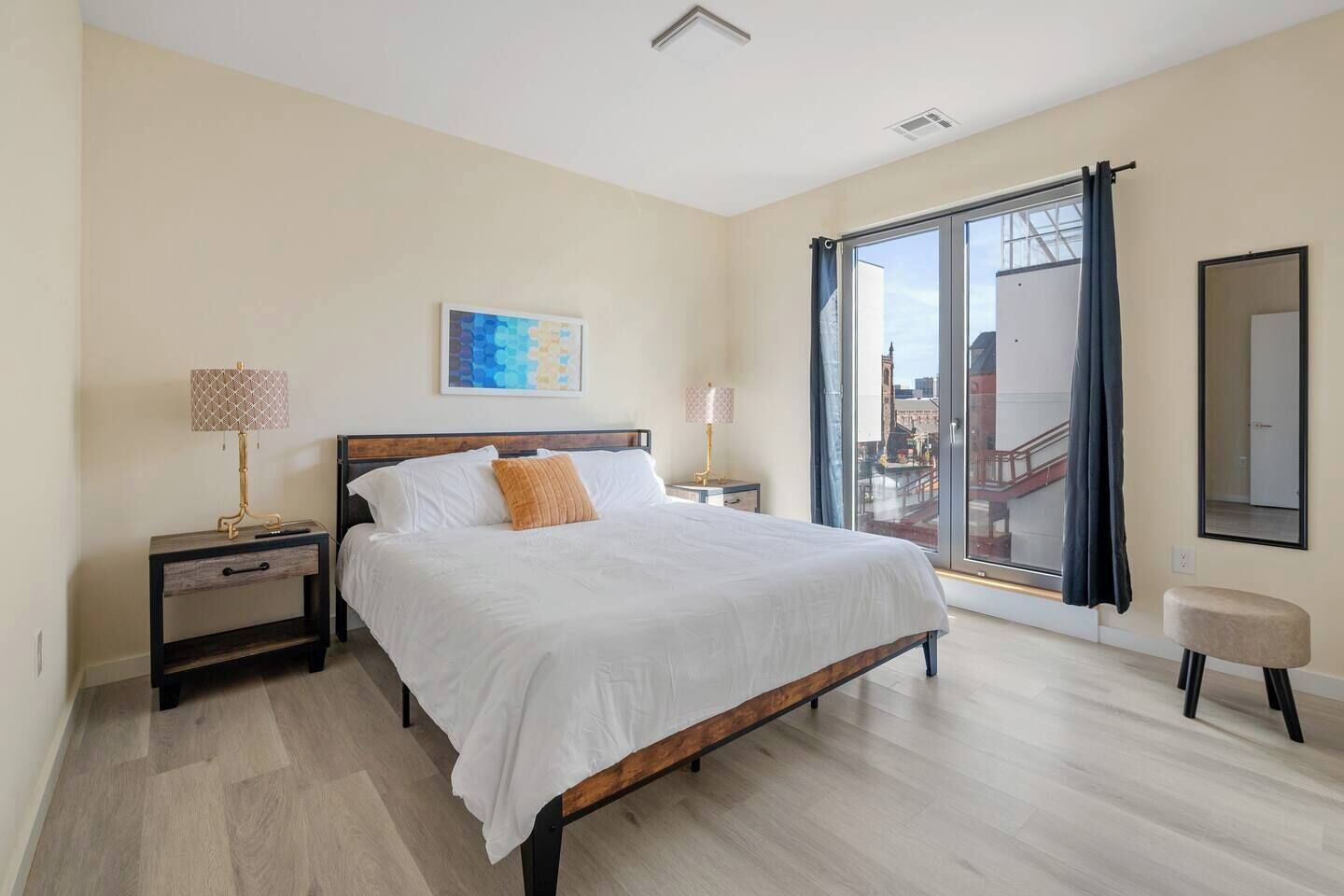 2 bedrooms, iron/ironing board, internet, bed sheets