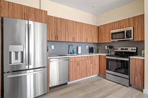 Fridge, microwave, oven, stovetop - Fabulous 2BR ! Free Parking ! 30 Min to NYC ! (Newark)