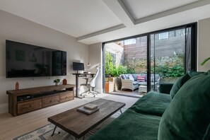 TV, fireplace