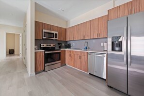 Refrigerador, microondas, horno y parrilla de estufa