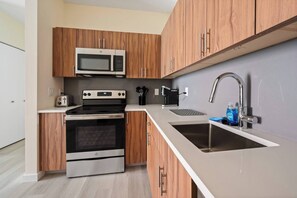 Kühlschrank, Mikrowelle, Ofen, Herdplatte
