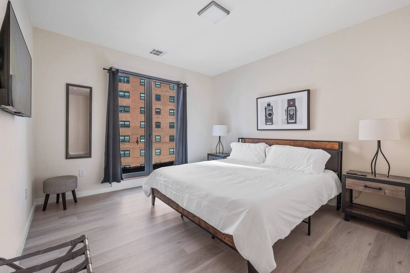 2 bedrooms, iron/ironing board, internet, bed sheets