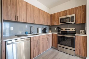 Frigorífico, microondas, horno y placa de cocina