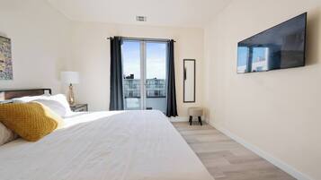 2 bedrooms, desk, iron/ironing board, WiFi