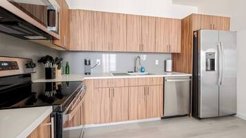 Coffee/tea maker, fridge, microwave, oven