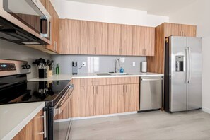 Frigorífico, microondas, horno y placa de cocina