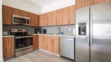 Coffee/tea maker, fridge, microwave, oven