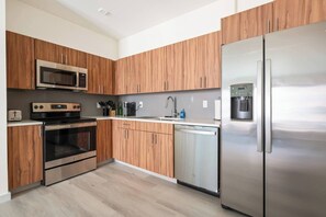 冷蔵庫、電子レンジ、オーブン、コンロ