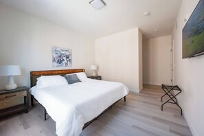 2 室のベッドルーム、アイロン / アイロン台、WiFi、ベッドシーツ