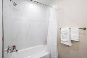 Douche, sèche-cheveux, serviettes fournies
