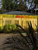Un edificio con un letrero que dice "JungleCiti".