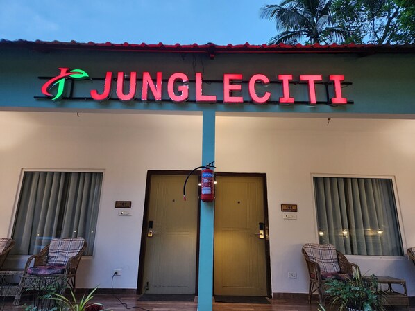 Vista frontal de la propiedad