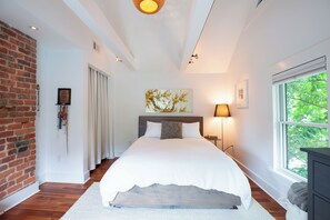 3 bedrooms, iron/ironing board, WiFi, bed sheets - 3-Bedroom Modern Farmhouse with large backyard in downtown Charlottesville (Charlottesville)