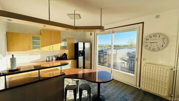 Réfrigérateur, micro-ondes, four, cafetiÚre/bouilloire