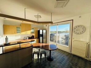 Kjøleskap, mikrobølgeovn, ovn og kaffetrakter/tekoker