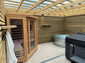 Outdoor spa tub - Sleeps14/Sauna/ColdPlunge/Hottub/xboxroom/XLgarden (Ynysmaerdy)