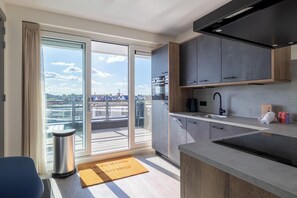 Kühlschrank, Mikrowelle, Herdplatte, Geschirrspüler