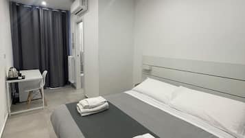 Comfort tweepersoonskamer | Badkamer | Een haardroger, handdoeken, zeep, shampoo