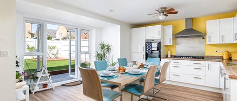 Frigorífic, microones, forn i placa de cuina