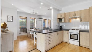 Micro-ondes, four, plaque de cuisson, cafetière/bouilloire