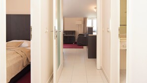 Une chambre d’hôtel avec un lit, un bureau et une chaise.