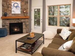 Een televisie, een open haard en een dvd-speler