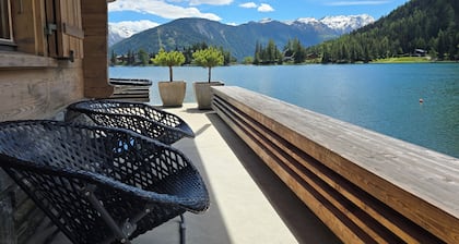 Chalet / Villa am Wasser mit atemberaubendem Blick auf den See und die Berge
