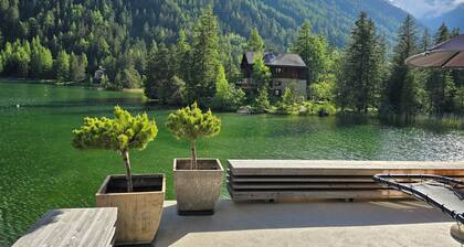 Waterfront chalet / villa with breathtaking views of the lake and mountains