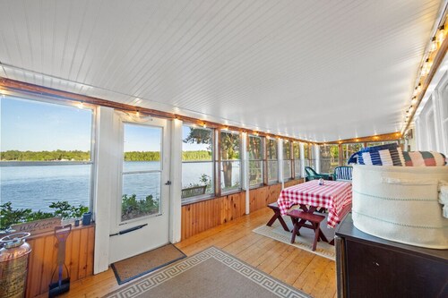 Charming 2-bedroom lakefront cottage in Central Maine with WiFi