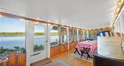 Charming 2-bedroom lakefront cottage in Central Maine with WiFi